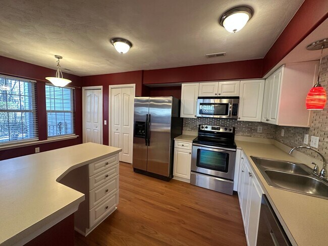 Building Photo - 123 Locust Ln