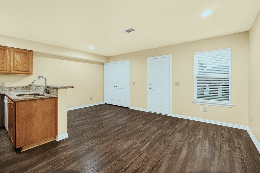 Building Photo - 1716 S Waco St