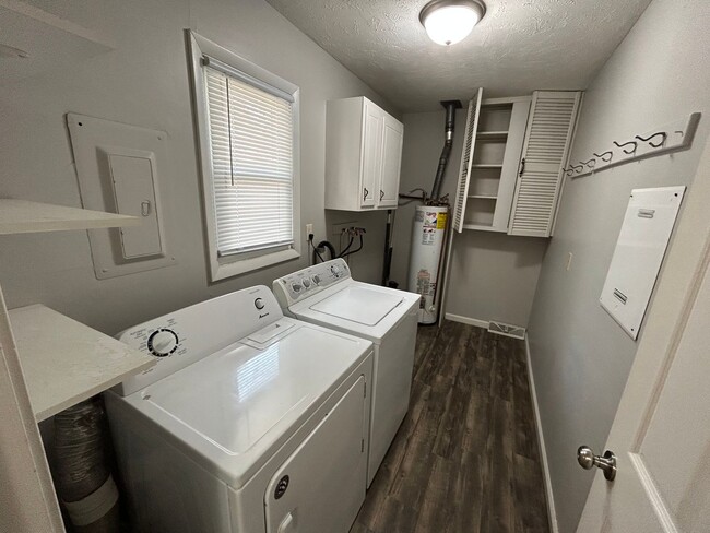 Building Photo - 3 Bedroom, 1 Bathroom Home!