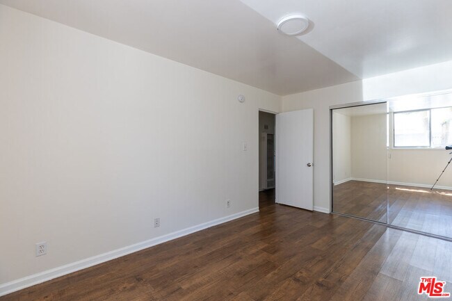 Building Photo - 1233 Barry Ave