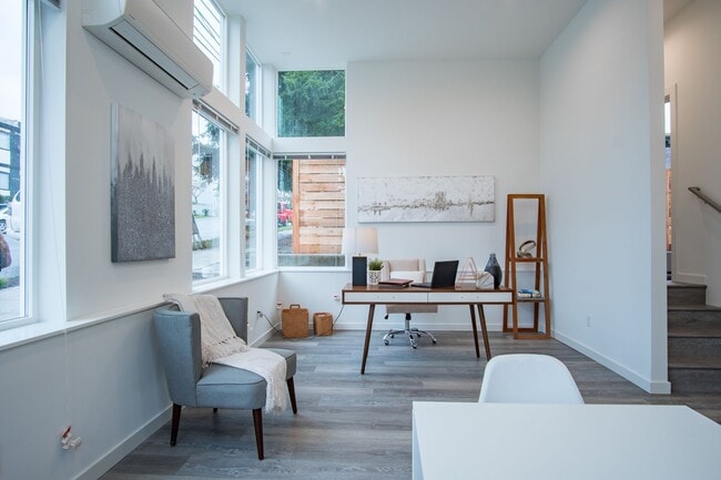 Building Photo - Modern 3BR/3.5BA Townhouse with Rooftop Views in Yesler Terrace