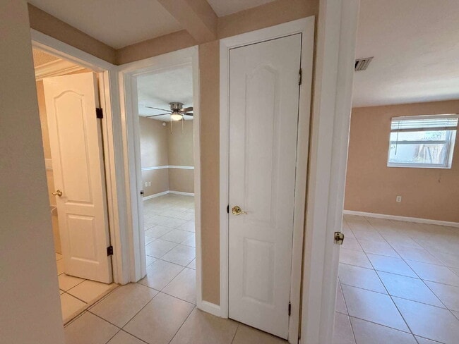 Building Photo - "Charming 2-Bed, 1 -bath in Holiday, FL - Cozy 864 Sq Ft Gem!"