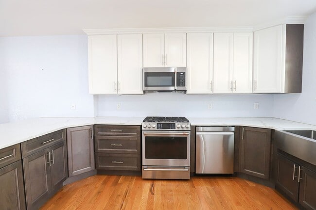 Building Photo - 1709 Oak Dr