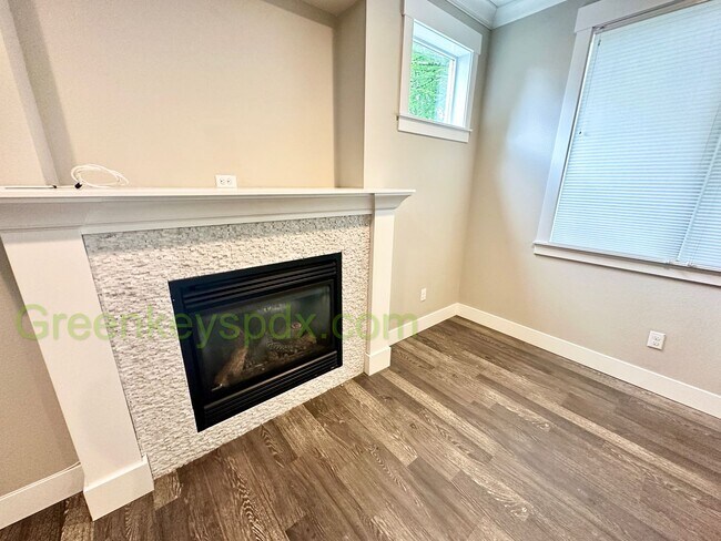 Building Photo - Beautiful Newer Built House in NE Portland