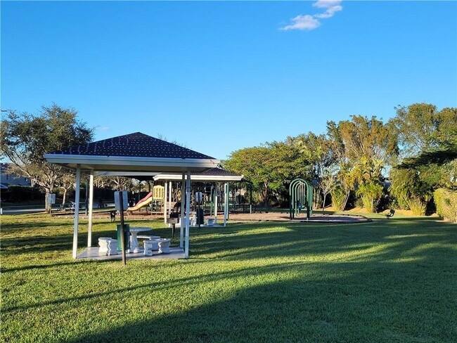 Building Photo - 4723 SW 14th St