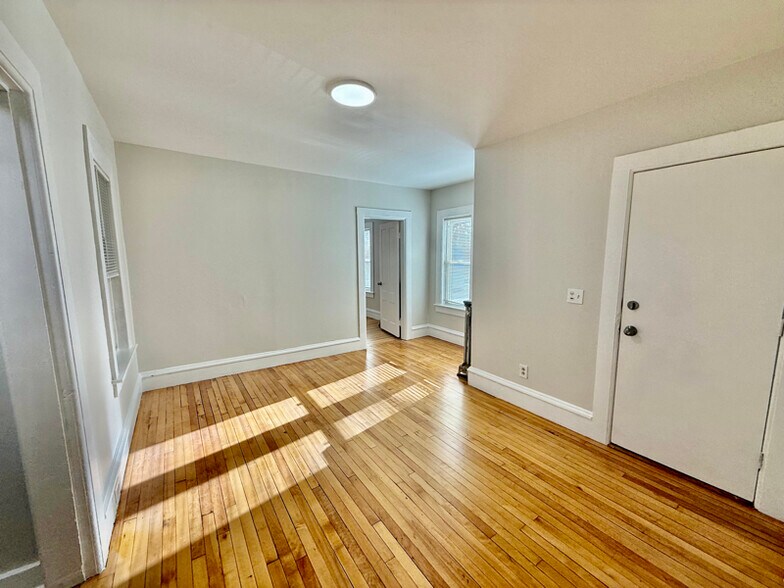 Building Photo - 1045 Pine St