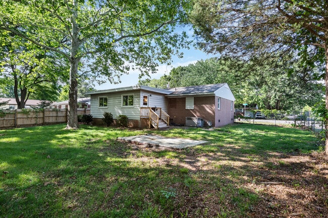 Building Photo - 222 Belray Dr