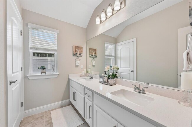 Building Photo - 117 Stone Cyn Dr