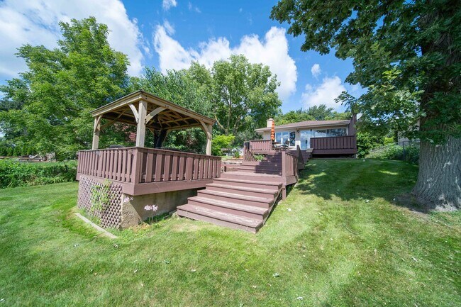Building Photo - 27657 W Lakeshore Dr