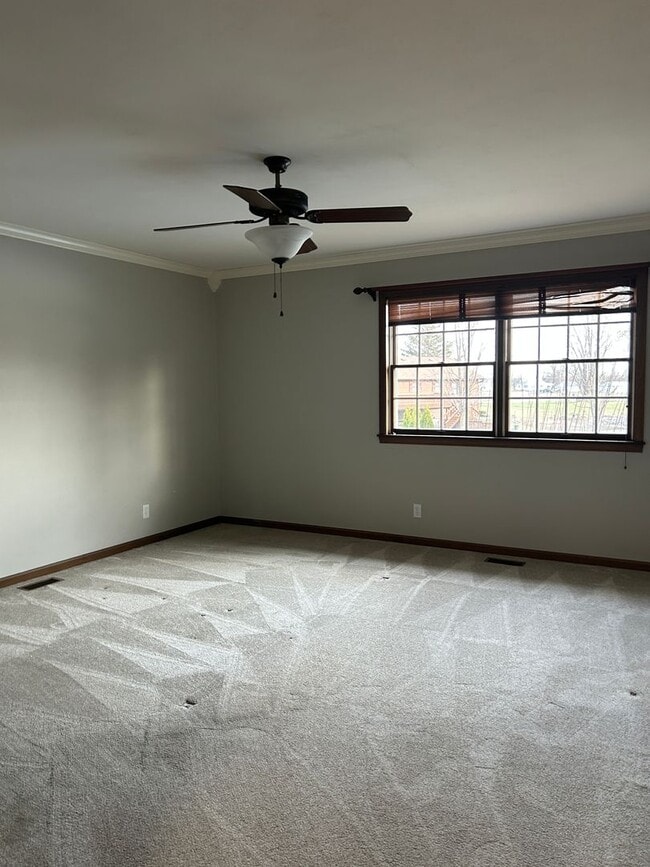 Building Photo - Beautiful Lake Home