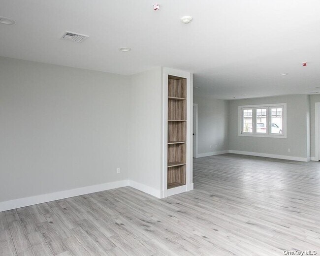 Building Photo - 170 W Montauk Hwy