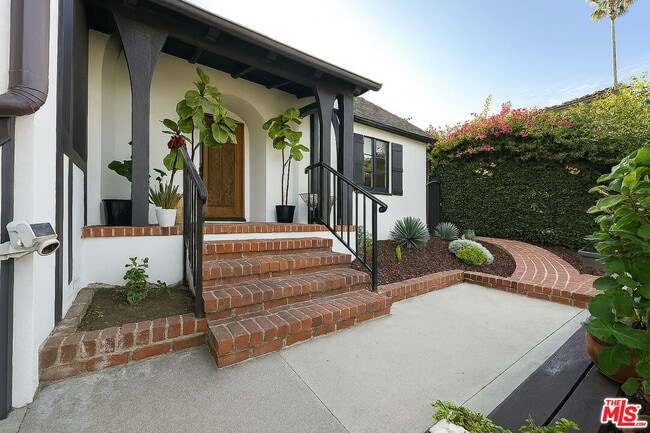 Building Photo - 2247 Ronda Vista Dr