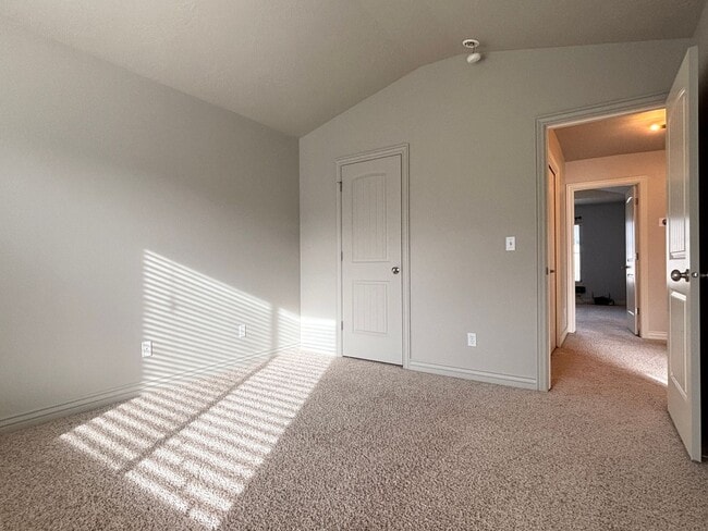 Building Photo - Lovely Townhome at Cottages on Ninth!