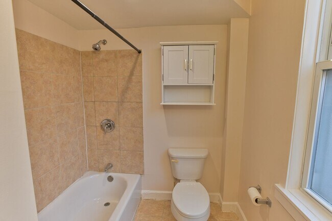 Building Photo - Charming 3 Bedroom on 2nd St