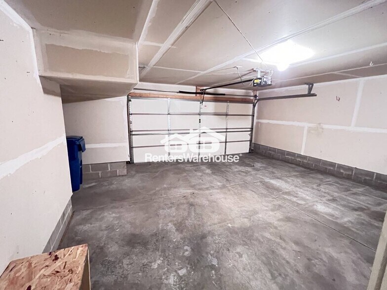 Building Photo - 8134 Oakview Cir N