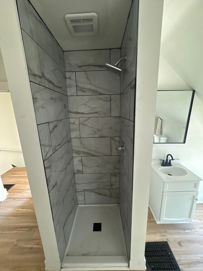 Building Photo - COMING SOON! 3 Bedroom House