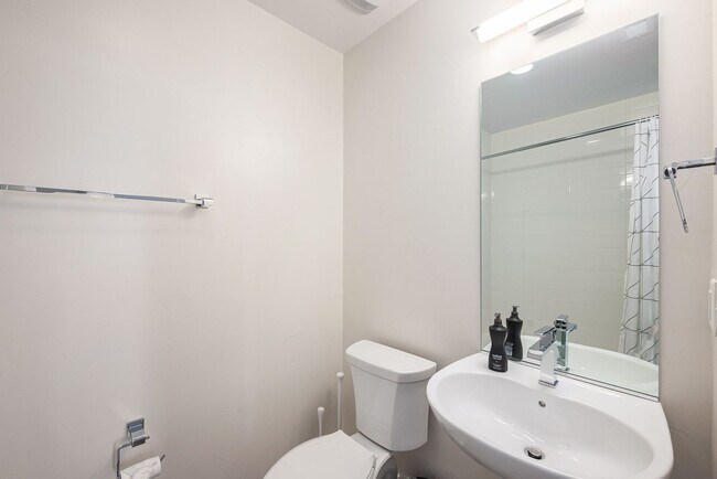 Building Photo - Spacious 3-Bedroom Townhome in the Heart o...