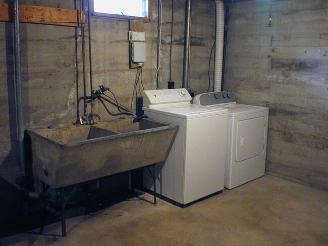 Building Photo - House For Lease