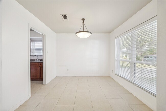 Building Photo - 1907 Sedgie Dr