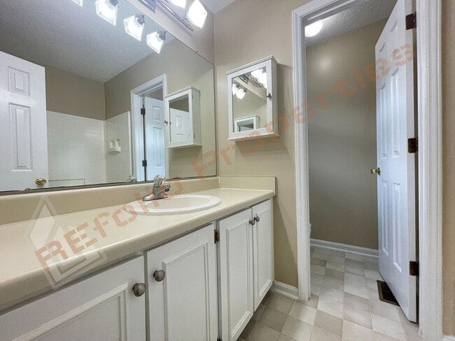 Building Photo - Cozy 3 Bedroom 2.5 Bath End unit Townhome ...