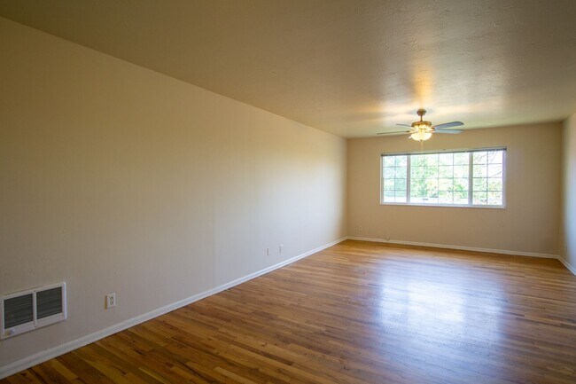 Building Photo - John's Landing 2Bdr in Garden Setting W Garage Ready Early September!