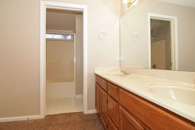 Building Photo - 3 Bedroom Townhome in Greenwood