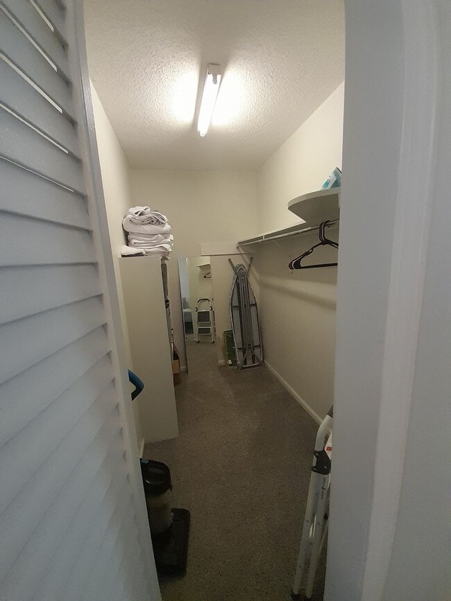 Building Photo - 2 bedroom 2 bath furnished condo $1,500 pe...