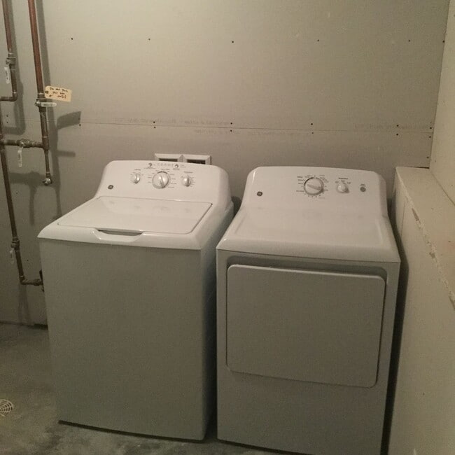 Building Photo - 4 Bed 3 Bath Single Family Home