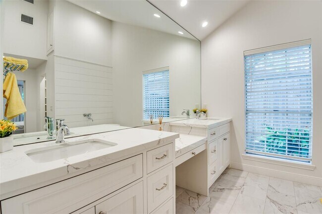 Building Photo - 14 White Fawn Dr