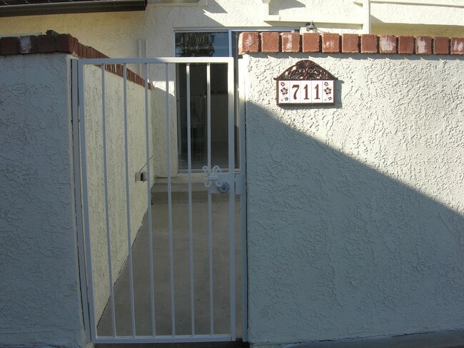 Building Photo - 711 Santa Rosa