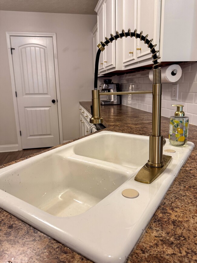 Building Photo - 127 Lee Rd 2181