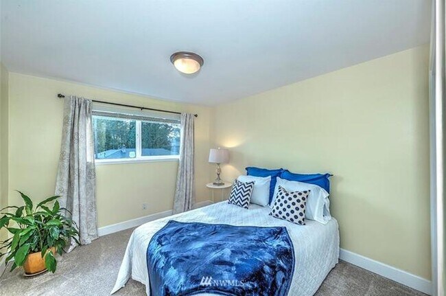 Building Photo - 3-Bedroom Lynnwood Home Near Light Rail with Central A/C & Backyard Oasis