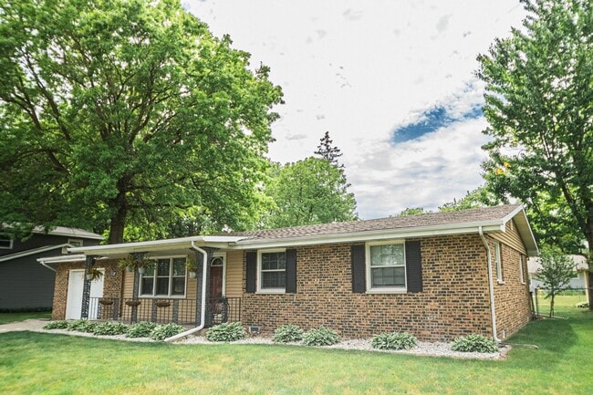Building Photo - 3 bed 2 bath Ranch in Hobart