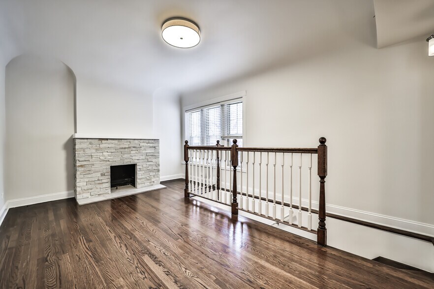 Building Photo - 734 W Waveland Ave