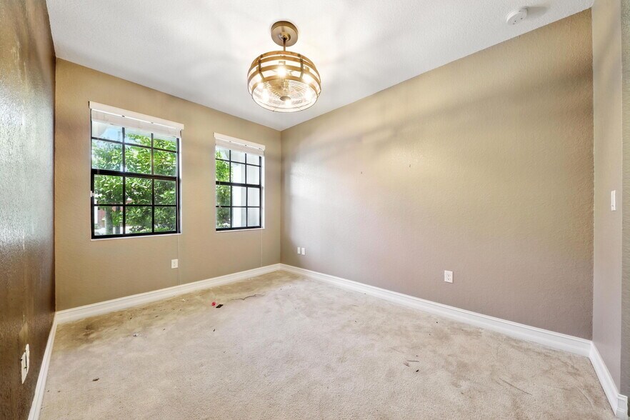 Building Photo - 11514 SW 13th Ct