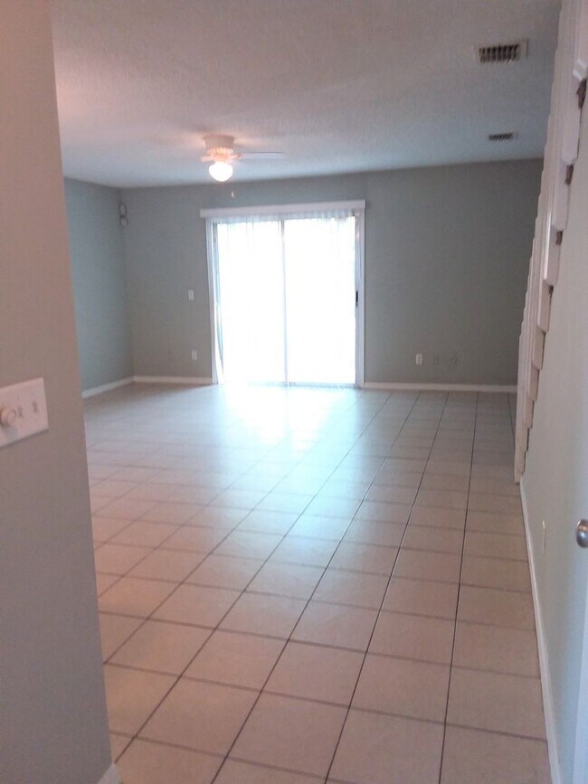 Building Photo - Lexington Square Townhome