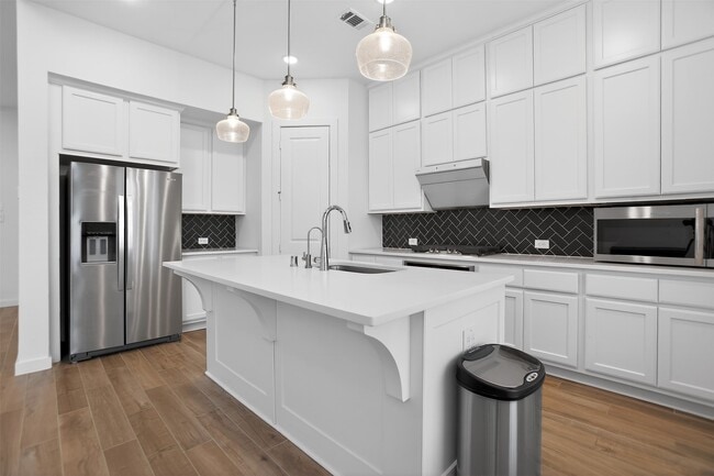 Building Photo - 16607 Lake Austin St