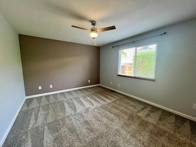 Building Photo - Well Maintained 3BD - Yard Maint. Included