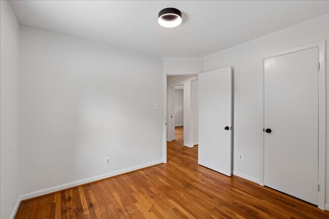 Building Photo - Remodeled in great location! 4 bedrooms 2 FB Walk to Metro