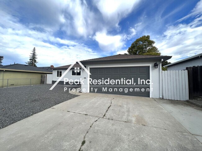 Building Photo - Beautifully Updated 3bd/2ba Home with 2 Car Garage!