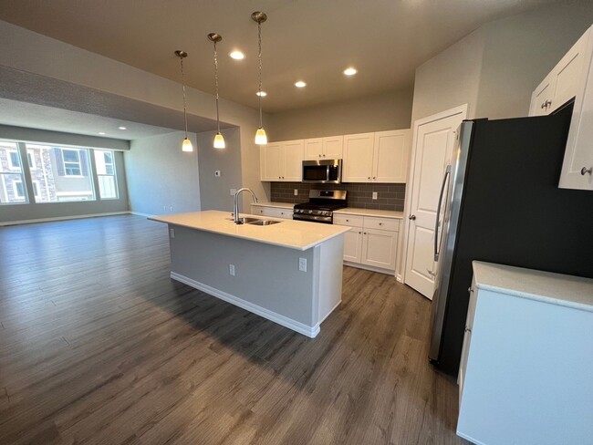 Building Photo - Immaculate Townhome Close to Woodmen and P...