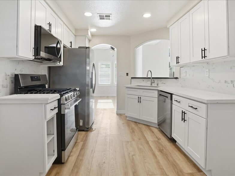 Building Photo - 356 Carrione Ct