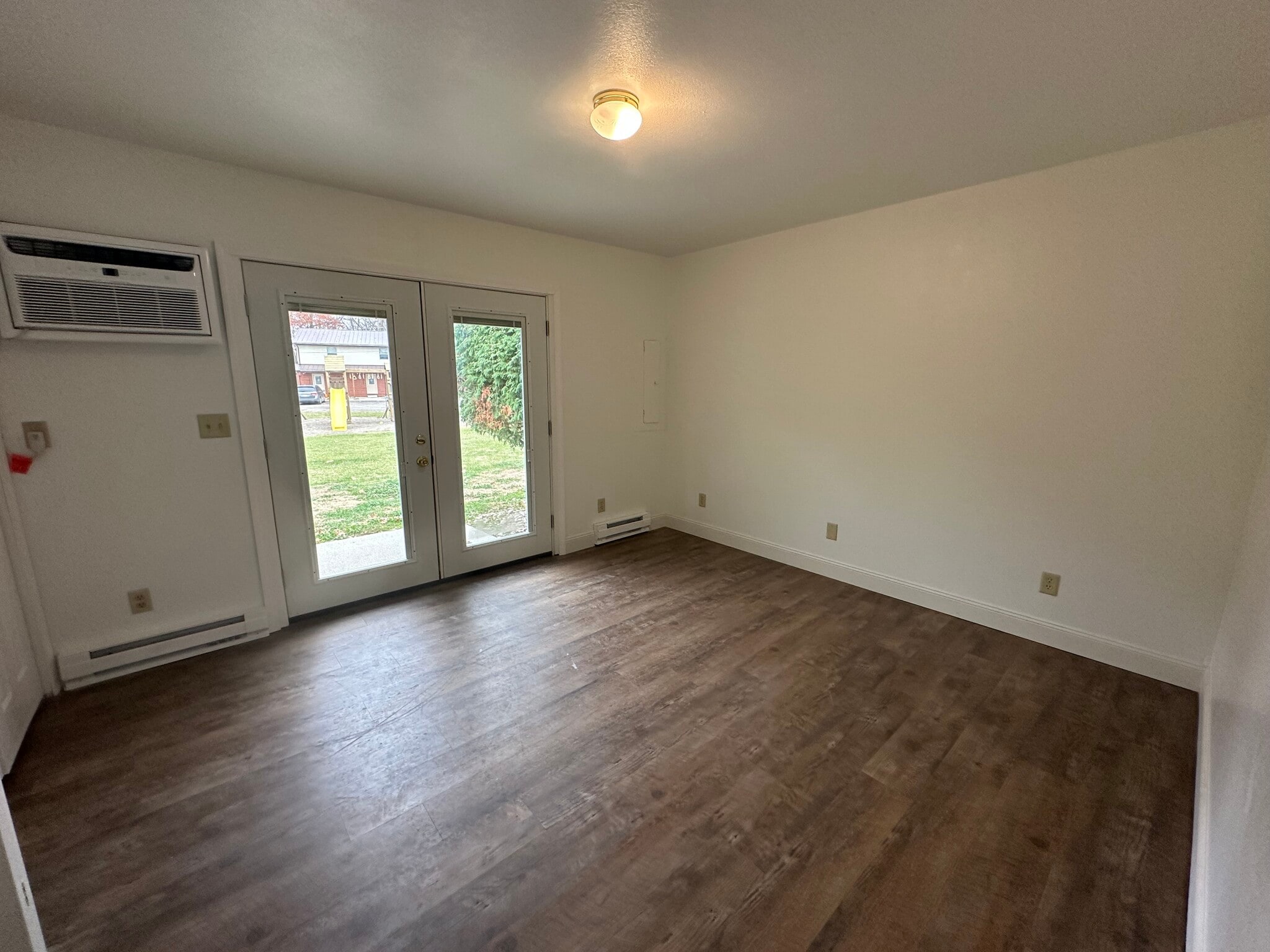 Building Photo - 1053 Lakeshore Dr