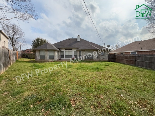 Building Photo - Charming Single-Story Home with Fireplace & Island Kitchen in Cedar Hill!