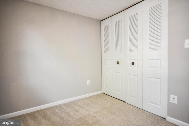 Building Photo - 27 Cross Country Ct