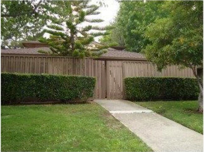 Front Yard - 230 Castillion Ter