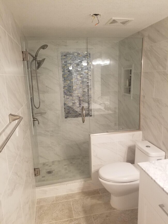 Main bathroom - 3100 Gulf Blvd