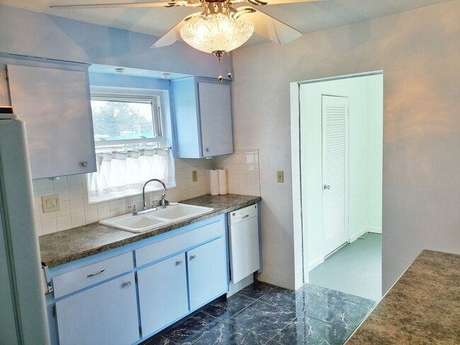 Building Photo - 2 Bedroom 1 Bath Second Floor Condo in St....