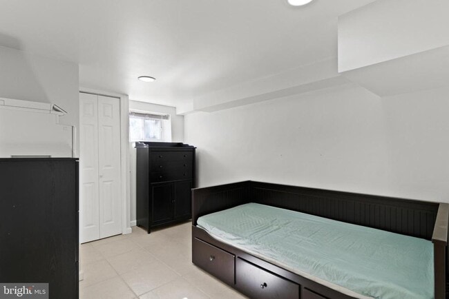 Building Photo - 510 E Nelson Ave