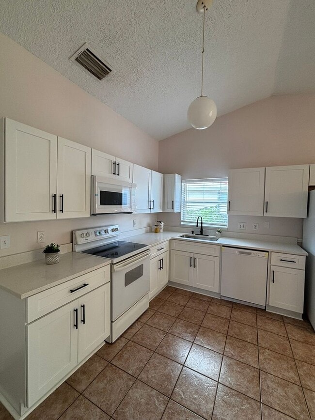 Building Photo - Beautiful Home in the Heart of Clermont – Prime Location!